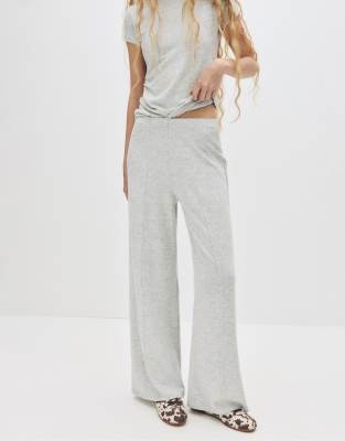 Pull & Bear - Hose aus Strickstoff in blassgrau meliert mit weitem Bein