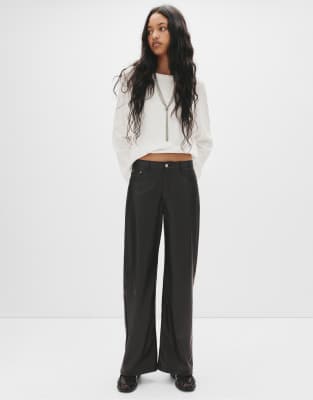 Pull & Bear - Hose in Lederoptik in Schwarz