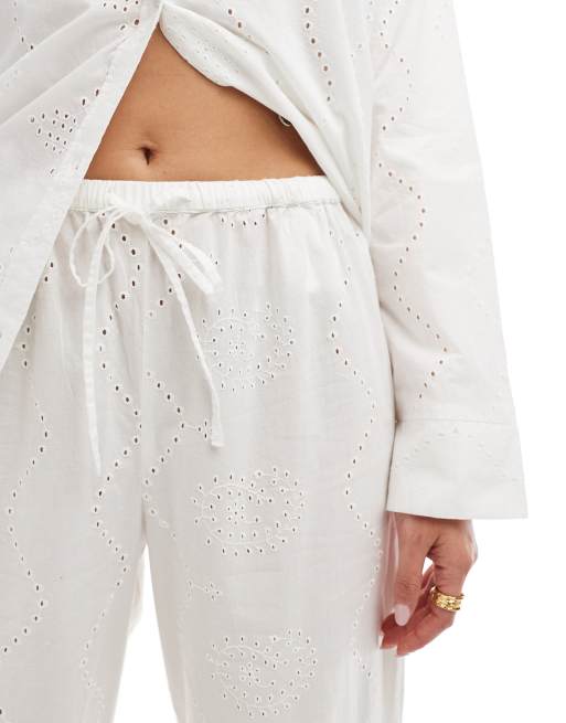 Pull&Bear – Hose in Weiß mit Lochstickerei und Kordelzugbund  