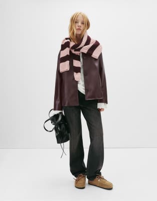 Pull & Bear - Jacke aus Kunstleder in Burgunderrot mit Ziernähten