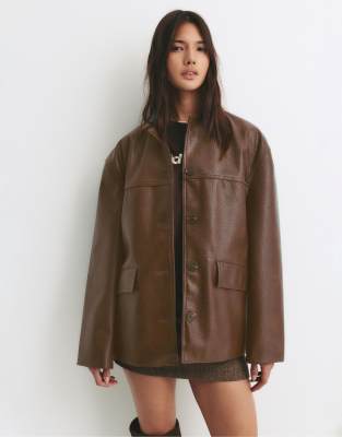 Pull & Bear - Jacke aus Kunstleder in Schokobraun-Brown