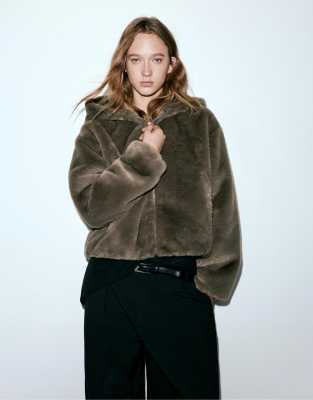 Pull & Bear - Jacke aus Kunstpelz in Grau-Braun mit Kapuze