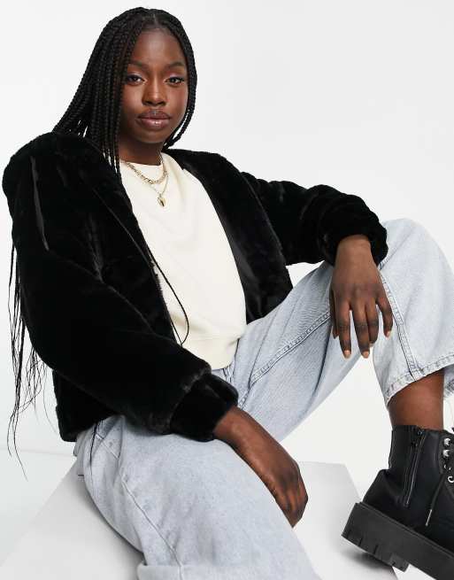 Pull&Bear – Jacke aus Kunstpelz in Schwarz mit Kapuze