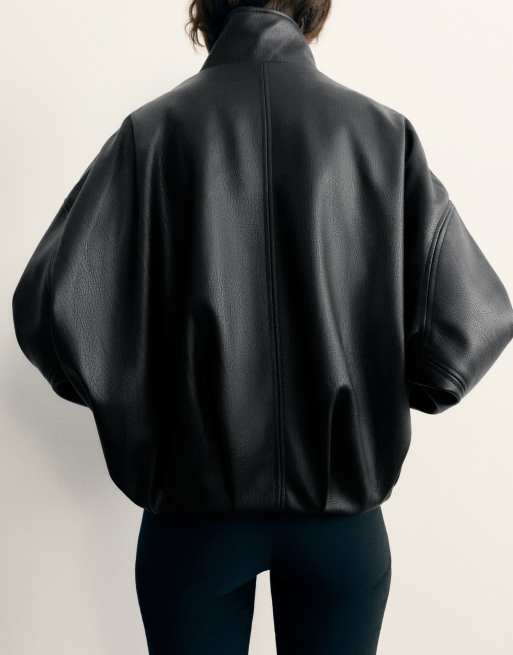 Pull&Bear Jacke in Lederoptik mit Ballonschnitt und Stehkragen in Schwarz, 6 von 7