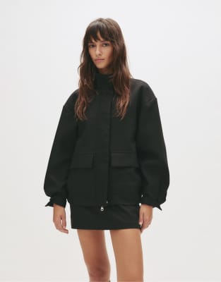 Pull & Bear - Jacke in Schwarz mit hohem Kragen und anliegendem Schnitt