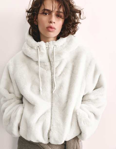Pull&Bear Jacke mit Kapuze aus faux-fur in Beige - view 1