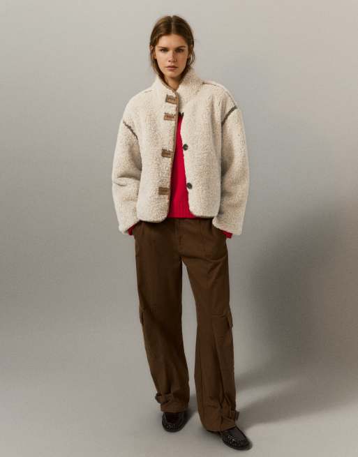 Pull&Bear jakke i imiteret lammeskind med ståkrave i beige, 4 af 7