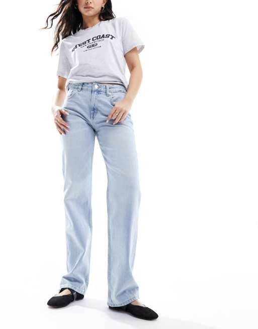 Pull&Bear – Jasnoniebieskie jeansy z prostymi nogawkami i średnim stanem