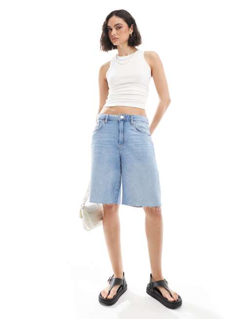 Pull&Bear – Jasnoniebieskie szorty jeansowe o wydłużonym fasonie z surowym wykończeniem 