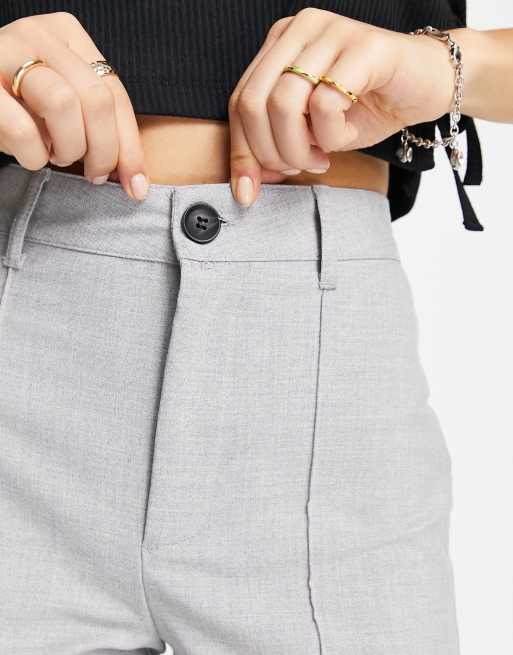Pull&Bear – Jasnoszare dopasowane spodnie z podwyższonym stanem, prostymi nogawkami i ozdobnym szwem z przodu, 3 z 4