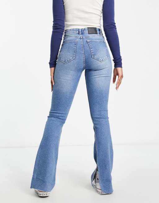 Pull Bear Jean vas taille haute et ourlet fendu Bleu moyen