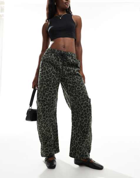 Pull&Bear - Jeans con fondo ampio extra larghi con stampa leopardata kaki - view 1