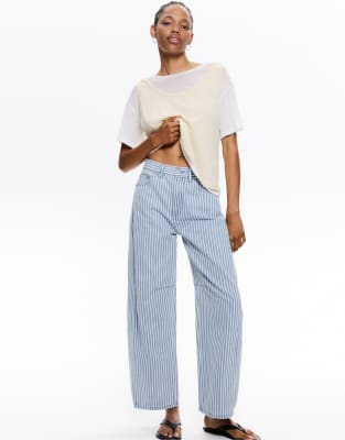 Pull & Bear - Jeans in Blau mit Ballonschnitt und Streifen