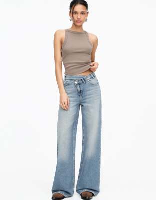 Pull & Bear - Jeans in Blau mit überkreuztem, mittelhohem Bund und weitem Bein