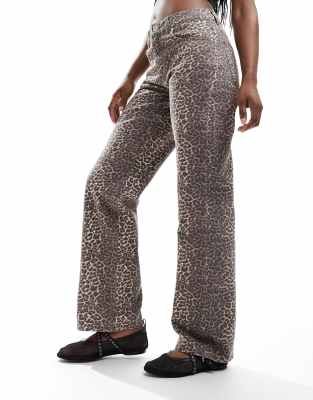 Pull & Bear - Jeans in Braun mit Leopardenmuster und weitem Bein