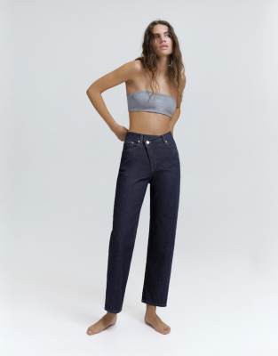 Pull & Bear - Jeans in Marineblau mit geradem Schnitt und überkreuztem Bunddetail