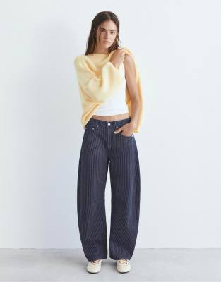 Pull & Bear - Jeans in Mittelblau mit Ballonschnitt und Streifen