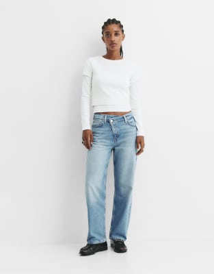 Pull & Bear - Jeans in Mittelblau mit geradem Schnitt und überkreuztem Bunddetail