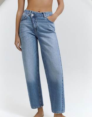 Pull & Bear - Jeans in Mittelblau mit geradem Schnitt und überkreuztem Bunddetail