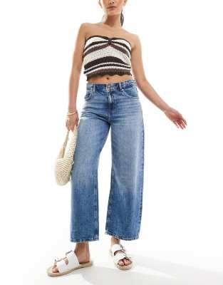 Pull & Bear - Jeans in Mittelblau mit mittelhohem Bund und kurzem Schnitt