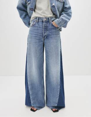 Pull & Bear - Jeans in Mittelblau mit sehr weitem Bein und Kontrastdesign