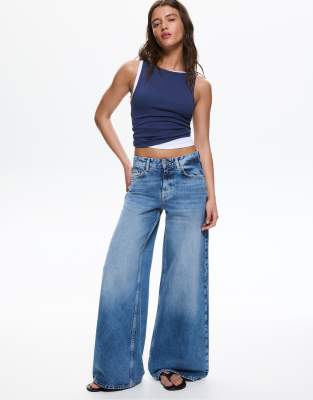 Pull & Bear - Jeans in Mittelblau mit weitem Bein und niedrigem Bund