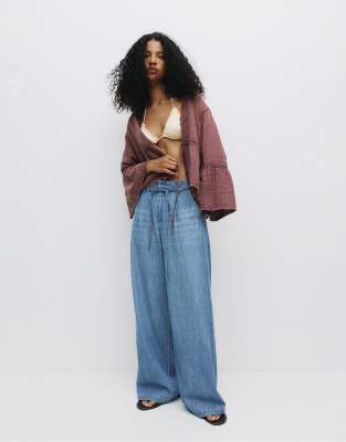 Pull & Bear - Jeans in Mittelblau mit weitem Bein und Tunnelzug