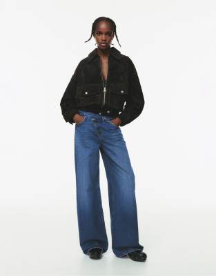 Pull & Bear - Jeans in Mittelblau mit weitem Bein und überkreuztem Bunddetail
