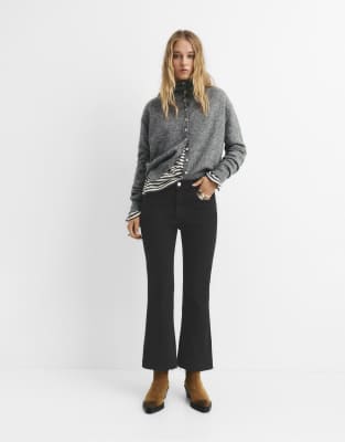 Pull & Bear - Jeans in Schwarz mit leichtem Schlag