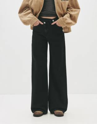 Pull & Bear - Jeans in Schwarz mit weitem Bein und überkreuztem Bunddetail