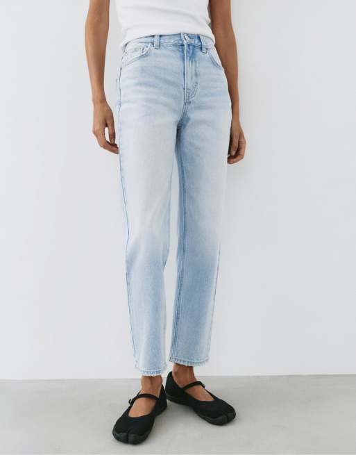 Pull&Bear jeans med hög midja i mom fit i blekt blå, 2 av 7