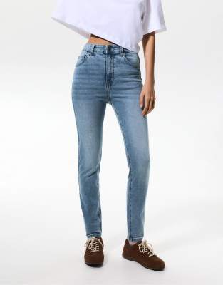 Pull & Bear - Jeans mit engem Schnitt und hoher Taille in Blassblau