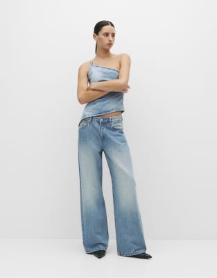 Pull & Bear - Jeans mit geradem Bein, mittelhohem Bund und Strasssteinen in Blassblau