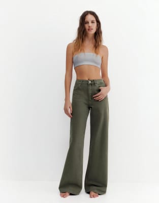 Pull & Bear - Jeans mit weitem Bein in Khaki-Grün