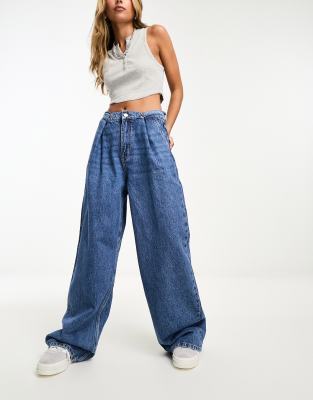 Pull & Bear - Jeans mit weitem Schnitt in Mittelblau, Kombiteil