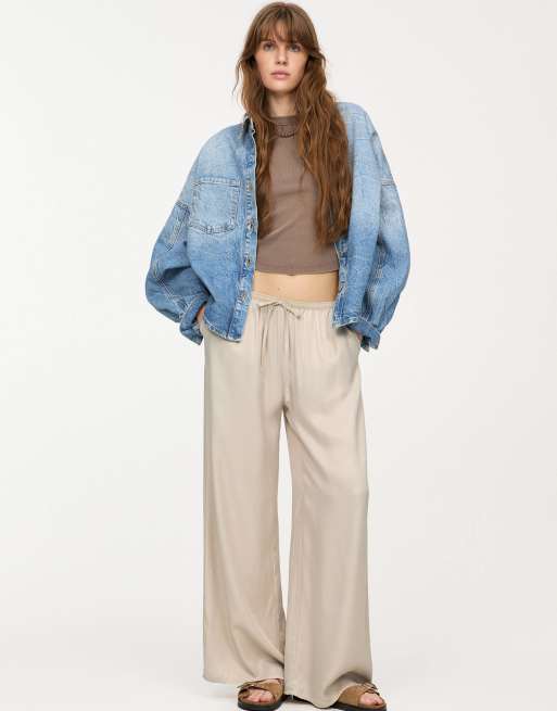 Pull&Bear - Joggers in raso beige a fondo ampio