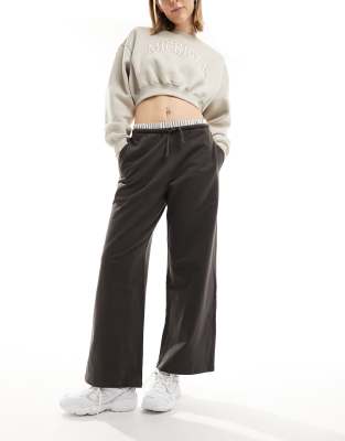 Pull & Bear - Jogginghose in Braun mit weitem Bein und Boxerbund-Brown