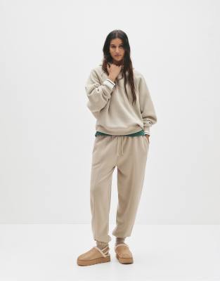 Pull & Bear - Jogginghose in Sand mit Knöpfen und Ziernaht-Neutral