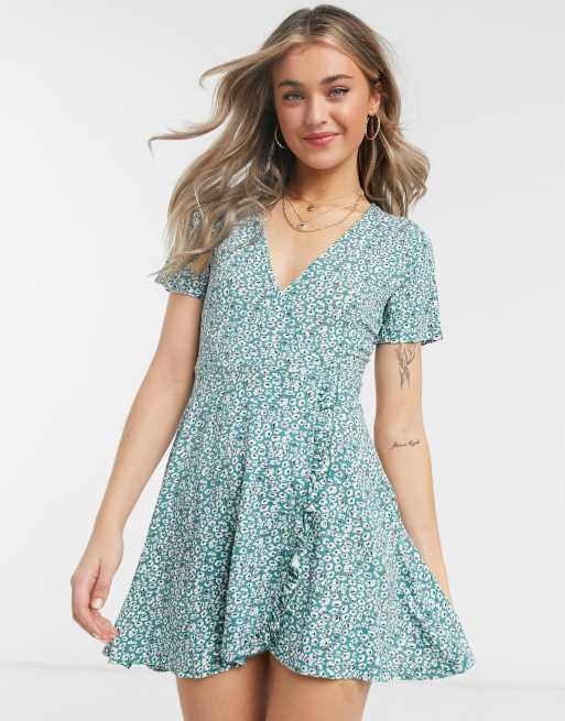 Pull&Bear - Jurk met overslag, ruches en bloemenprint in groen