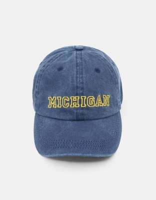 Pull & Bear - Kappe in Blau mit „Michigan"-Grafik