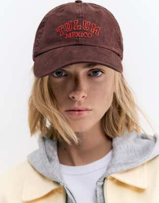 Pull & Bear - Kappe in Braun mit „Tulum Mexico"-Grafikprint-Brown