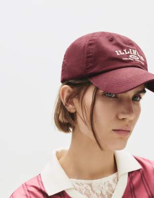 Pull & Bear - Kappe in Burgunderrot mit „Illinois"-Print