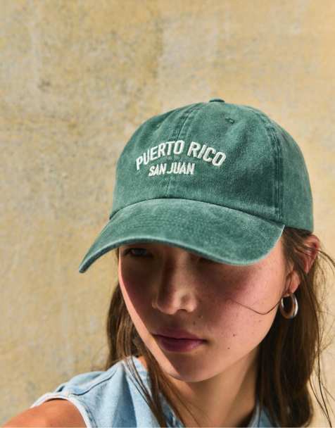 Pull&Bear – Kappe in Grün mit kontrastierender, aufgestickter Grafik - view 1
