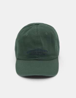 Pull & Bear - Kappe in Grün mit „Monterey County"-Schriftzug