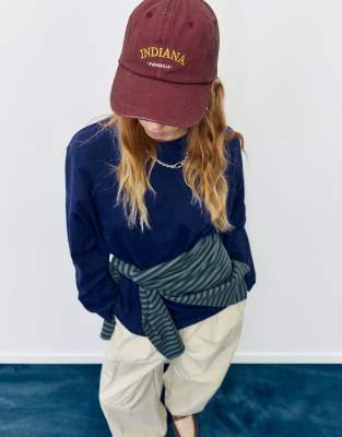 Pull & Bear - Kappe in Kastanienbraun mit „Indiana"-Print-Rot