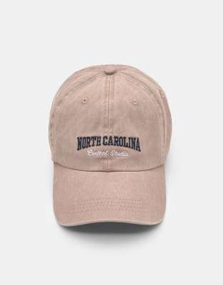 Pull & Bear - Kappe in Rosa mit „North Carolina"-Schriftzug