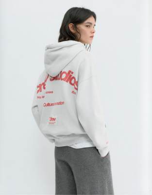 Pull & Bear - Kapuzenpullover in Blassgrau mit „Crew Studios"-Print
