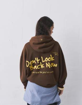 Pull & Bear - Kapuzenpullover in Braun mit gestickten Herzen-Brown