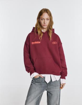 Pull & Bear - Kapuzenpullover in Burgunderrot mit „Overthinking"-Print