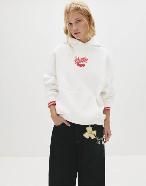 Pull&Bear – Kapuzenpullover in Eisweiß mit „STWD“-Kirschprint - view 1